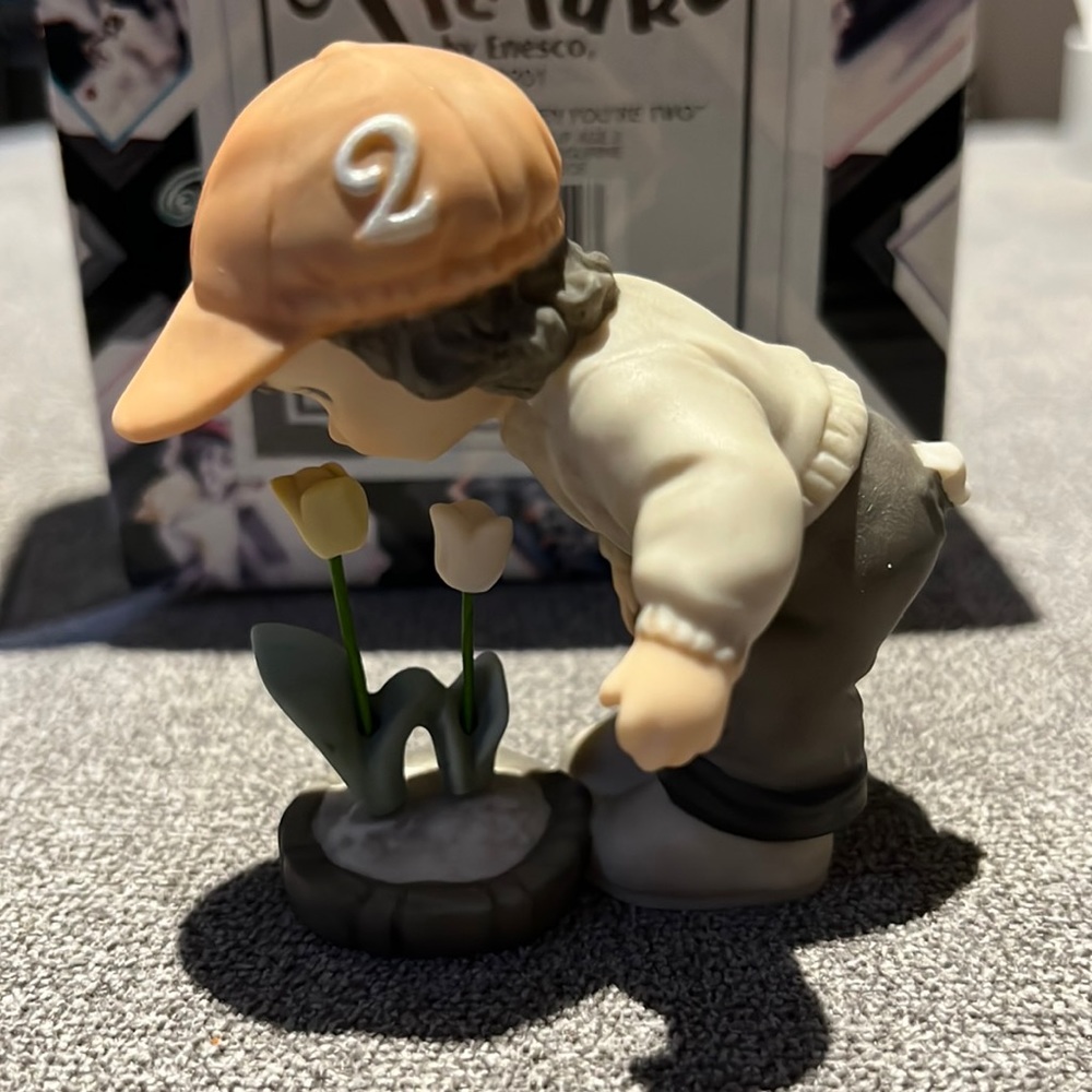 Figurine (pretty as a picture)